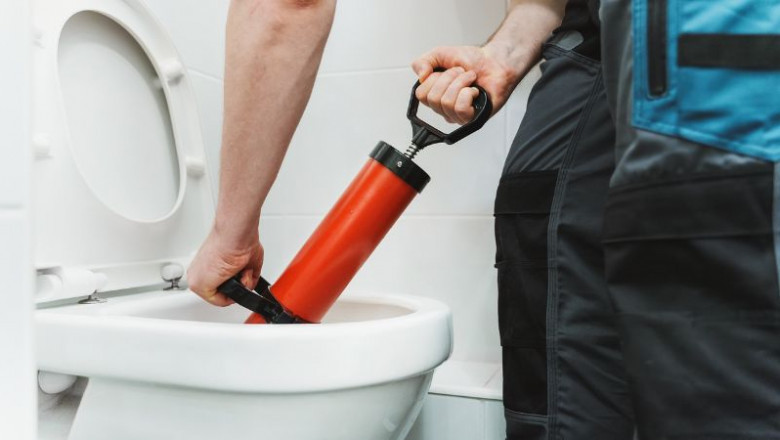Problèmes de Canalisation ? Pourquoi Opter pour un Débouchage Toilettes et WC Efficace