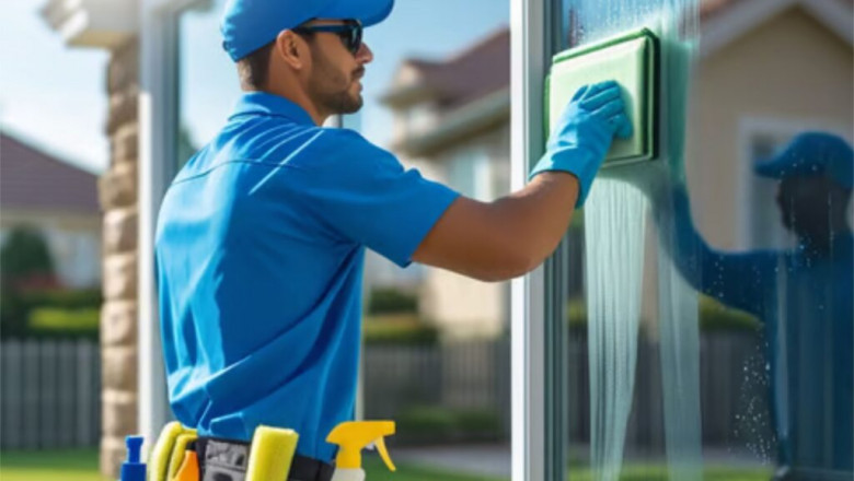 What is the Best Homemade Window Cleaning Solution for Squeegee?