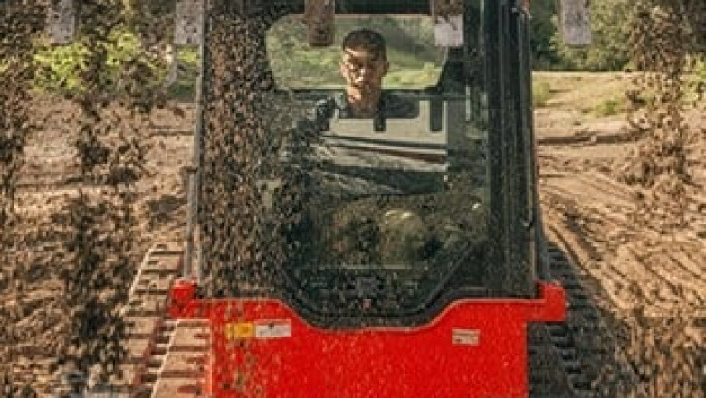 How Track Loaders Improve Efficiency in Construction and Landscaping