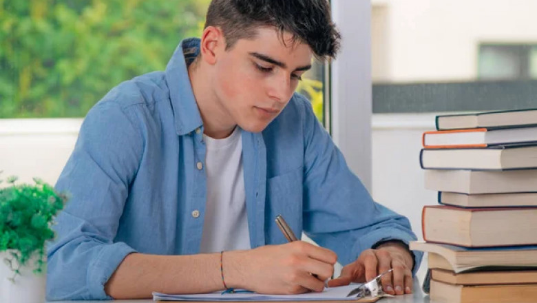 Why Students in London Are Choosing Online Essay Writing Services