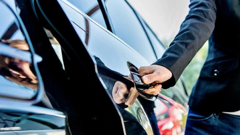 Seamless Journeys: Famous Drive's LaGuardia Airport Transfers to JFK