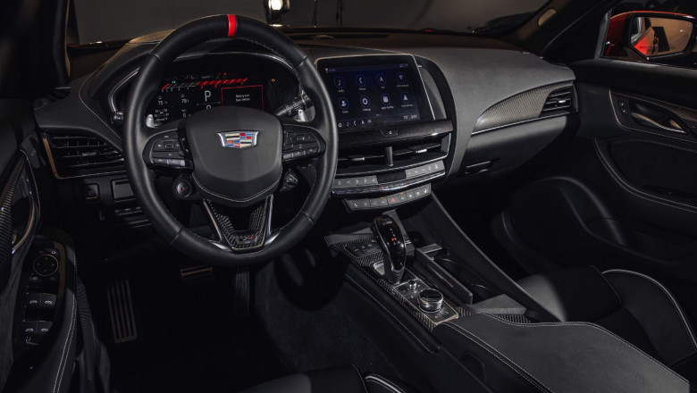 Seamless Travel: Your Guide to LaGuardia Airport Transfers to Manhattan with Famous Drive