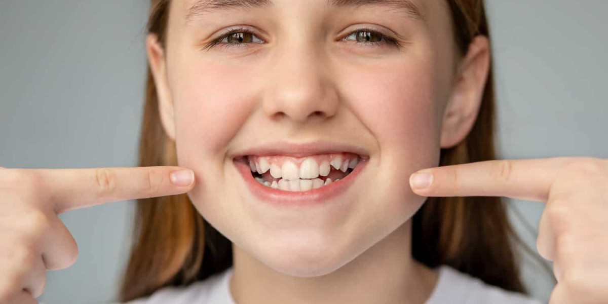 Clear Choices: Weighing the Pros and Cons of Invisible Aligners for Crooked Teeth