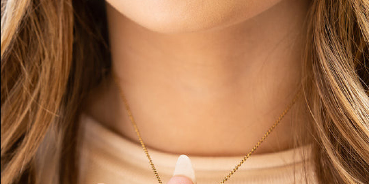 The Ultimate Guide to Choosing and Wearing Necklaces
