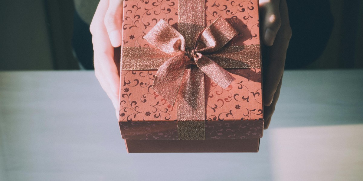 The Art of Gifting: Choosing the Right Luxury Hamper for Your Loved Ones