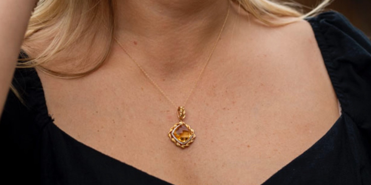 Gifts of Fine Necklaces: Choosing the Right One