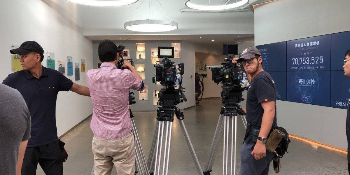 Understanding the Role of a Cameraman and a Videographer in Bolivia